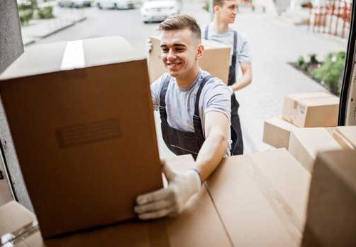 Déménageur en train de charger un carton dans le camion